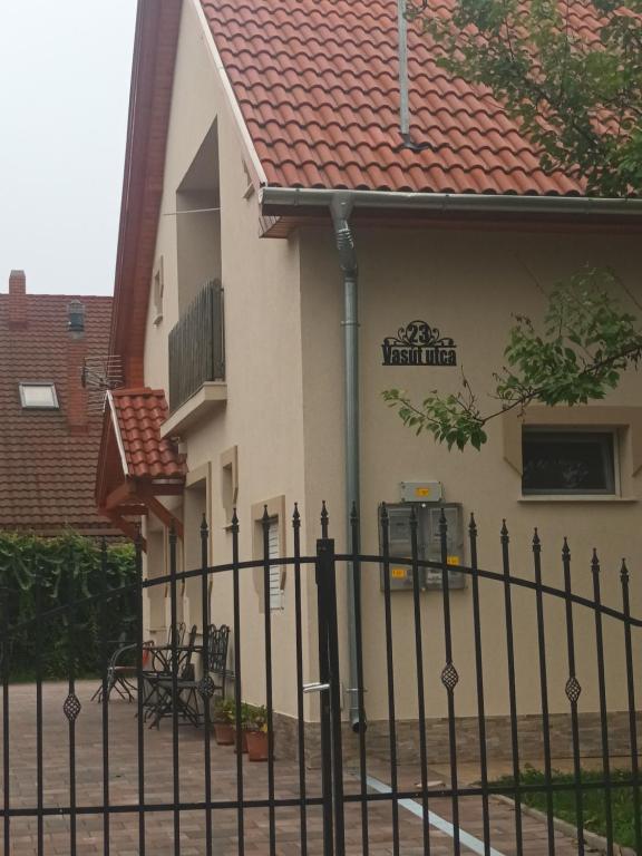 Napsugár apartmanház - B&B Balatonlelle