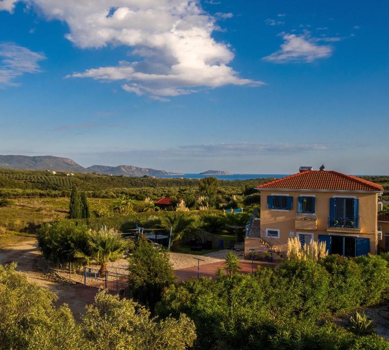 Villa Finiki Messinia upstairs - B&B Foiníki