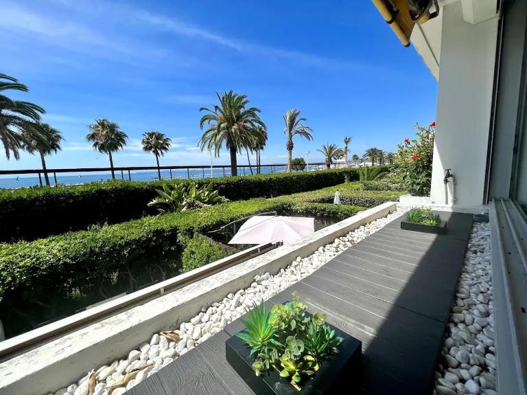 Magnifique appartement les pieds dans l’eau à Nice - B&B Saint-Laurent-du-Var