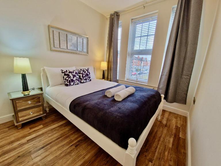 Spacious Luxury Serviced Apartment next to City Centre with Free Parking - Contractors & Relocators - Bed and Breakfast Coventry