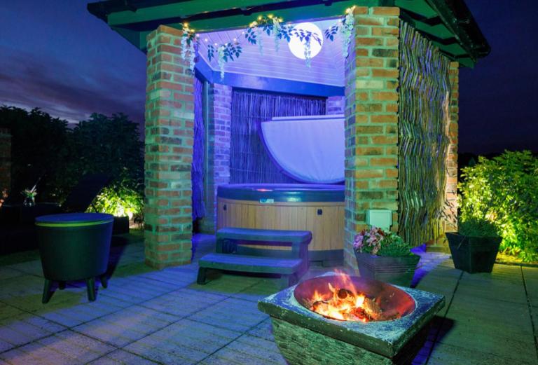 Lincoln Holiday Retreat Cottage with Private Hot Tub - Bed and Breakfast Lincoln
