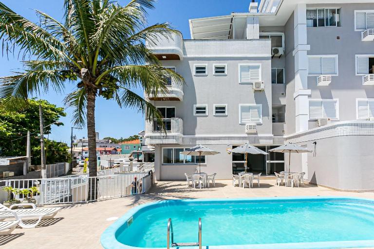 Prédio com apartamentos completos, com piscina e a passos da praia - Agua Marinha - B&B Florianópolis