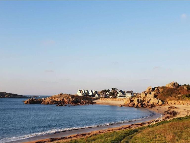 Charmante maisonnette avec jardin à 400m de la plage à Trégastel, WIFI gratuit et parking. - FR-1-368-211 - B&B Trégastel
