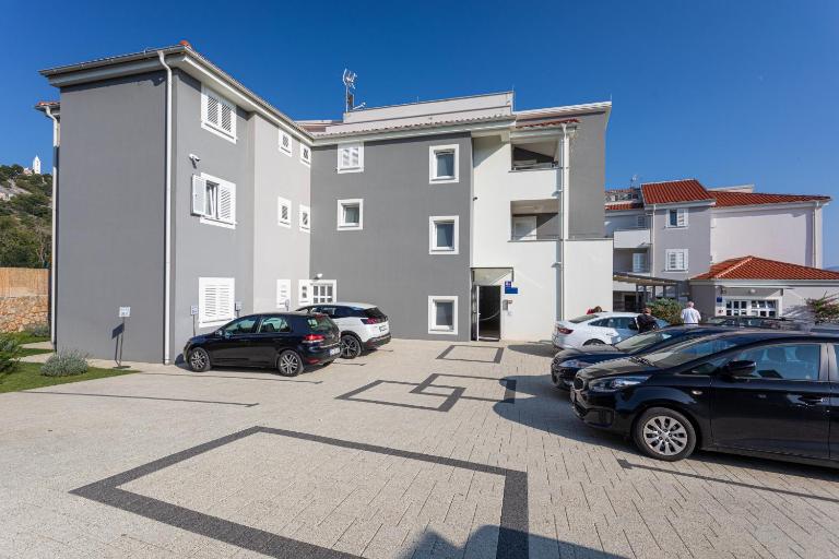 Apartments Crnekovic Tomislava 8A - B&B Baška