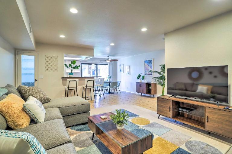 Heated Pool Access: Palm Springs Vacation Rental - Chambres d'hôtes Palm Springs