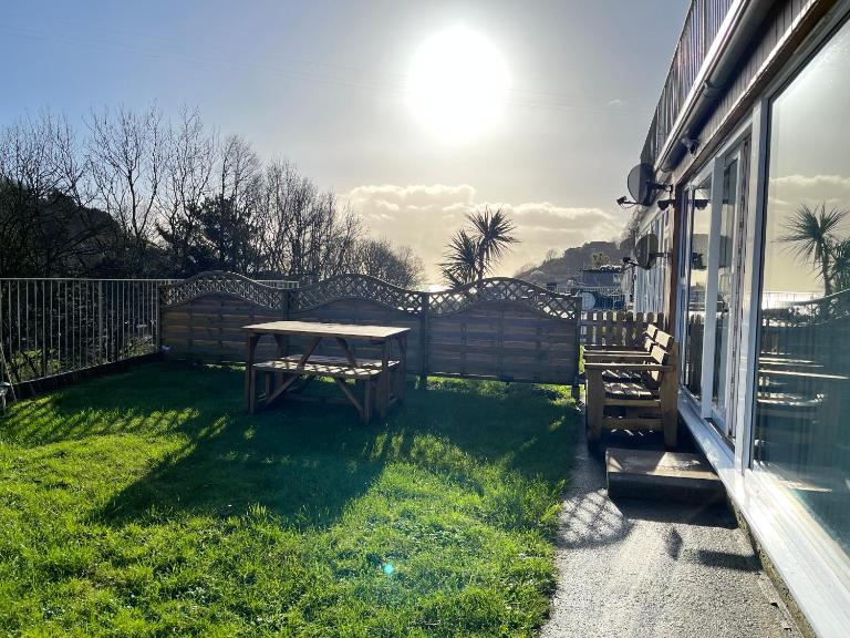 2 Bed Villa Sleeps 4 - Wifi Garden Sea Views - Chambres d'hôtes Looe