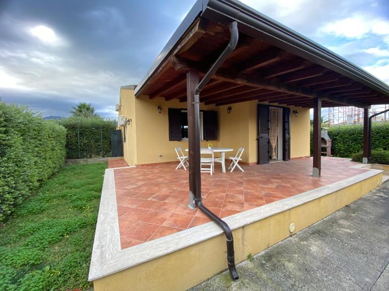 Villa indipendente le coccinelle beach mare piscina a 250 mt dal mare con servizio di piscina a 400 mt 12 k da Cefalu - B&B Campofelice di Roccella