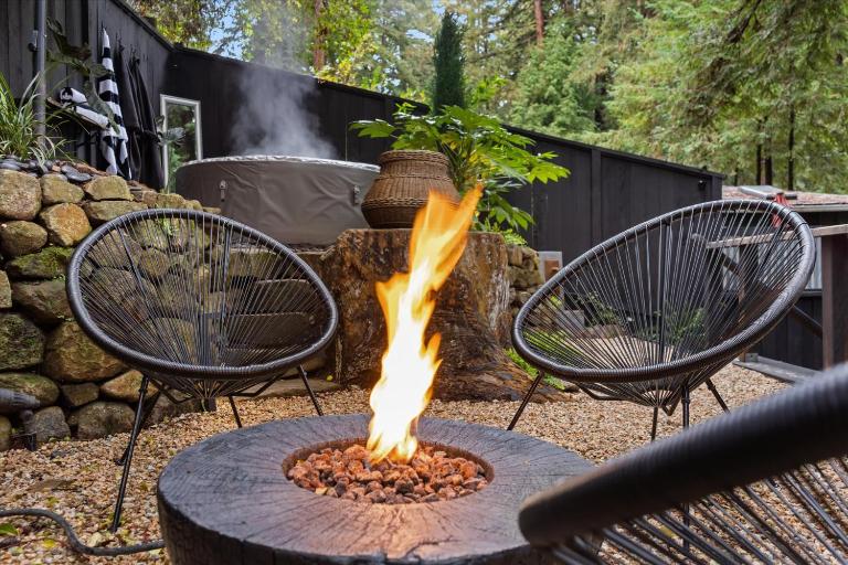 The Black Nest - Hot Tub Romantic Getaway - Bed and Breakfast Guerneville