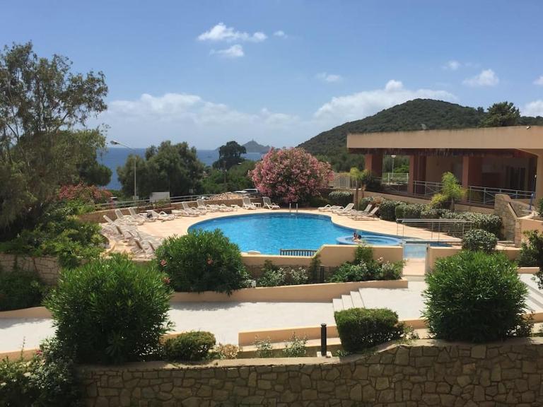 F2 vue mer dans résidence avec piscine - B&B Ajaccio
