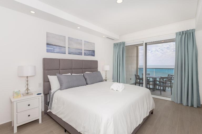 Brand New Contemporary 2 BD Oceanfront Condo at Encantame Towers Verano E302 - Chambres d'hôtes Playa Encanto