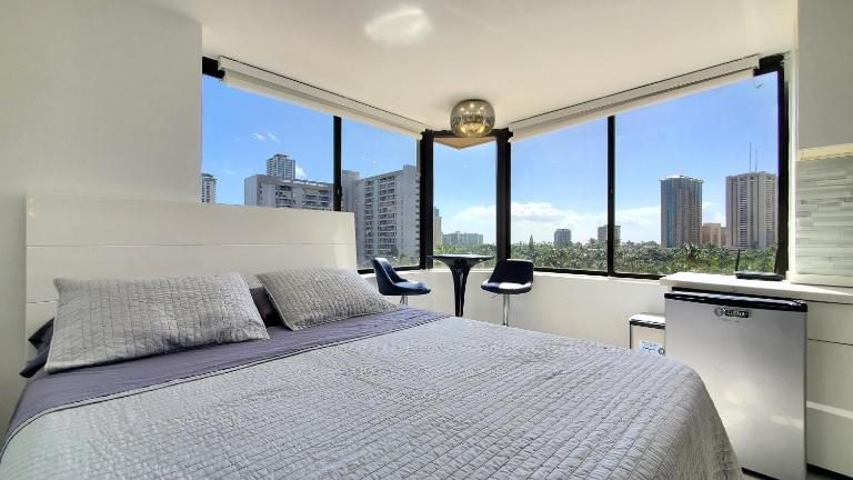 Waikiki beach modern studio No resort fee Best location - Ferienwohnung Honolulu