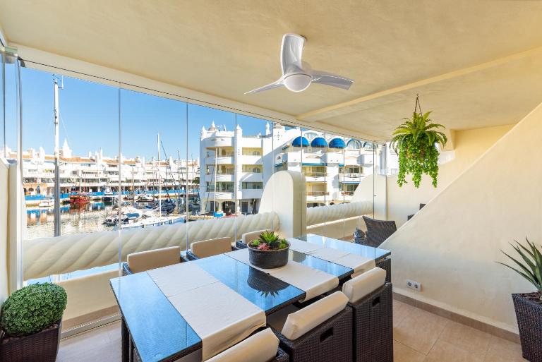 WintowinRentals Apartamento de lujo en medio de Puerto Marina. - Chambres d'hôtes Benalmádena