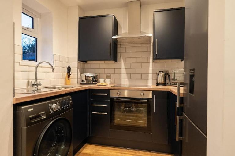The Mews, Amazing Newport 2 BR, Excellent location, Parking, Perfect for Contractors - B&B Newport