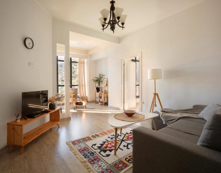 Modern apartment In Dilijan with great view - B&B Dilijan