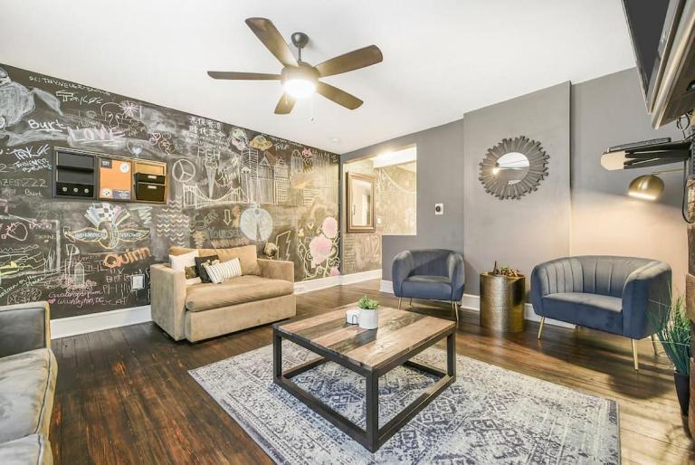 HostWise Stays - Chalk Art House - Chalkboard Wall, Private Parking, Patio - Ferienwohnung Pittsburgh