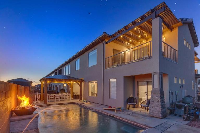 Zion Village Resort 2053 Brand New Home!! Private Pool, Hot Tub, and 35mins from Zion National Park - B&B Hurricane
