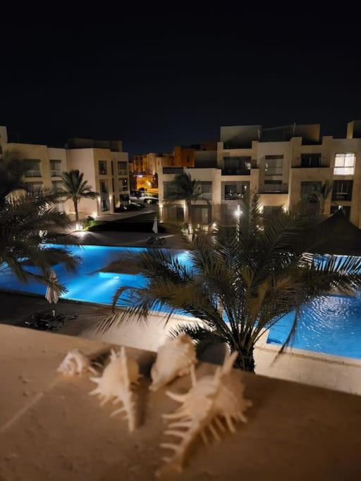 Mangroovy - 2BR Marvelous Pool View Apartment - Ferienwohnung Hurghada