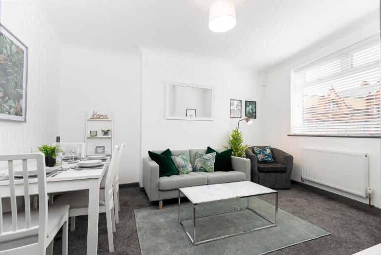 Modern centrally located 3 bed property with TVs in each bedroom super fast WiFi and crisp white hotel linen hosted by Our Home Short Stays - B&B Darlington