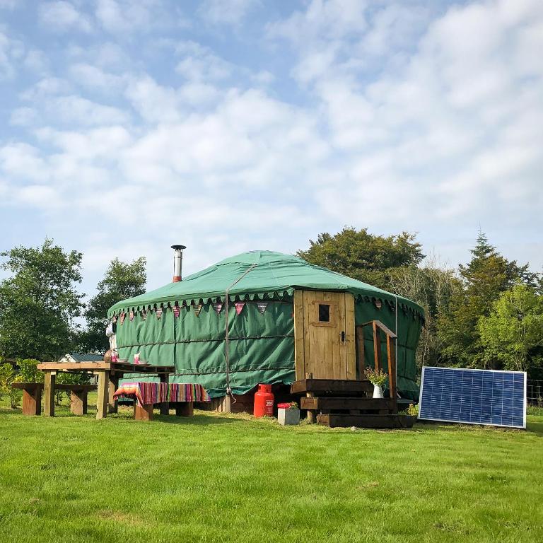 'Villager' the Yurt at Pentref Luxury Camping - Ferienwohnung Penuwch