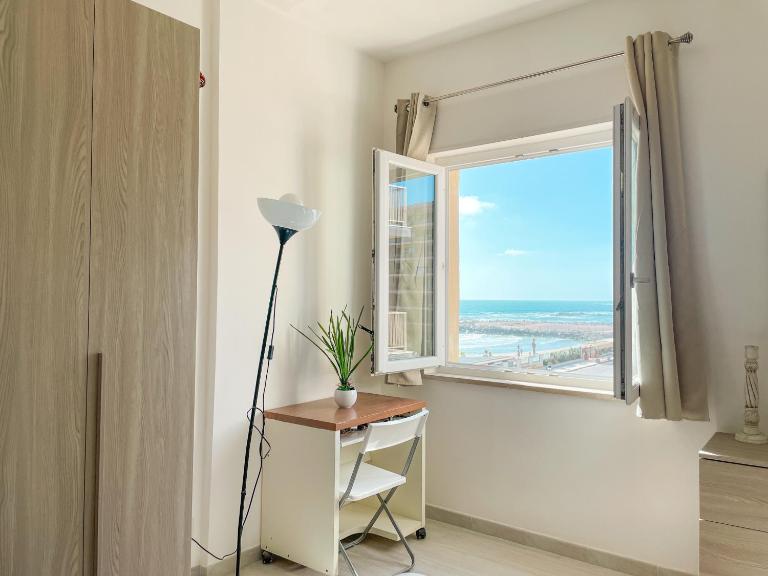 Demetra Seafront Apartment - Parking & Pool - B&B Castel Volturno