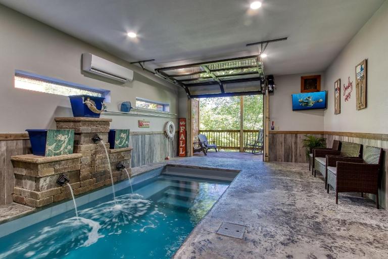 ERN822 - Smoky Oasis - Great Location, Private Indoor Heated Pool! cabin - Bed and Breakfast Pigeon Forge