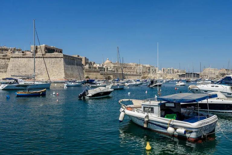 Modern apt Kalkara seafront! - Chambres d'hôtes Kalkara