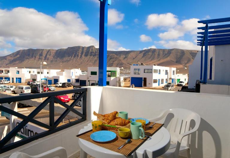 Casa Hespi - View to Famara Beach - By Lanzarote Vacation Homes - B&B Famara