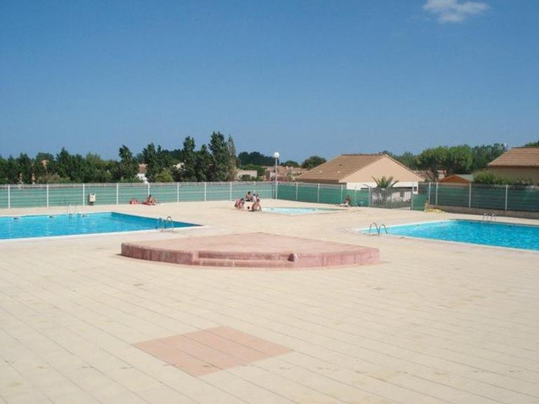 Maison avec Cour, Piscine Sécurisée, Climatisation, 3 Chambres, Proche Plage, 8 Personnes - FR-1-701-33 - B&B Vendres