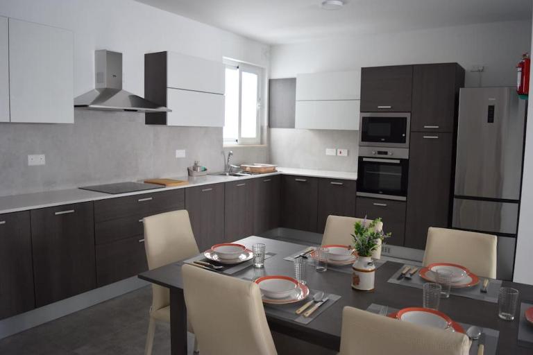 Lovely 3-bedroom apartment in L-Iklin - B&B L-Iklin