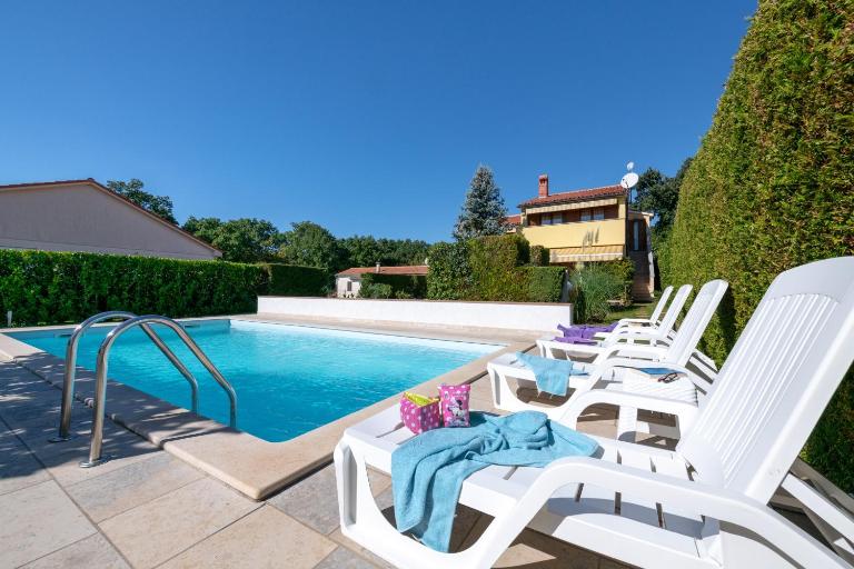 VILLA LIVIA with three nice apartments, swimming pool, childrens playground, barbecue and free parking - B&B Ližnjan