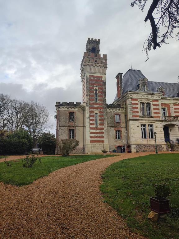 la tour carrée d'un chateau - B&B Auzouer-en-Touraine
