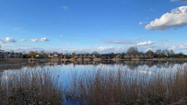 Cotswolds Lakehouse, with hot tub & spa access, Lower Mill Estate - Chambres d'hôtes Somerford Keynes