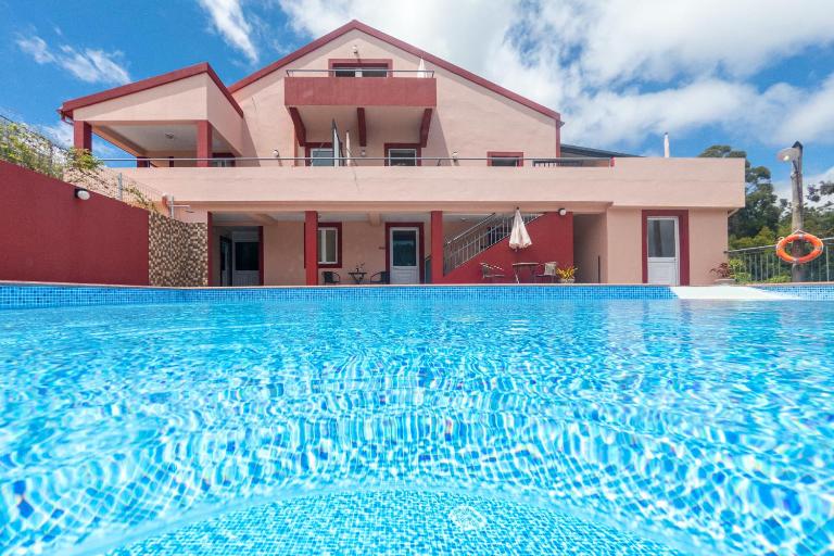 Spacious House with Pool in Prazeres - Bed and Breakfast Prazeres