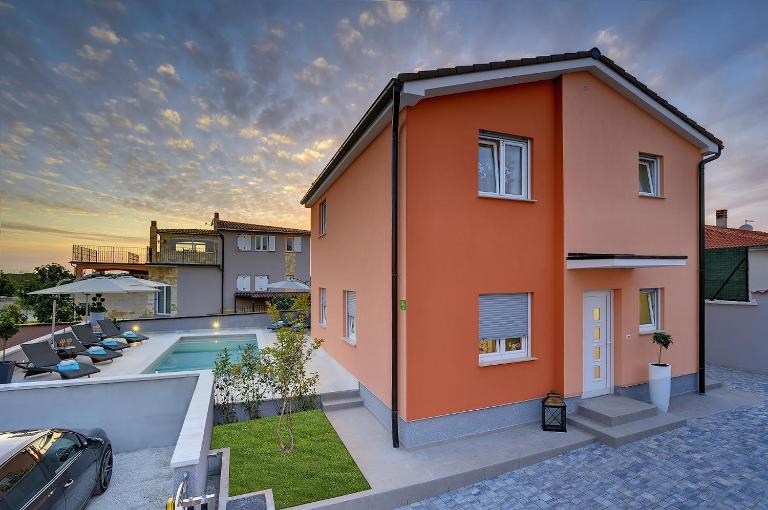 Top Villa mit privatem Pool, WLAN, Sonnenliegen, Terrasse und eigenem Grillbereich - B&B Pola