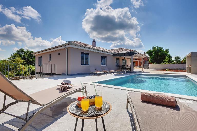 Neue Villa bei Rovinj mit privatem Pool, WLAN, Klima - Chambres d'hôtes Burići