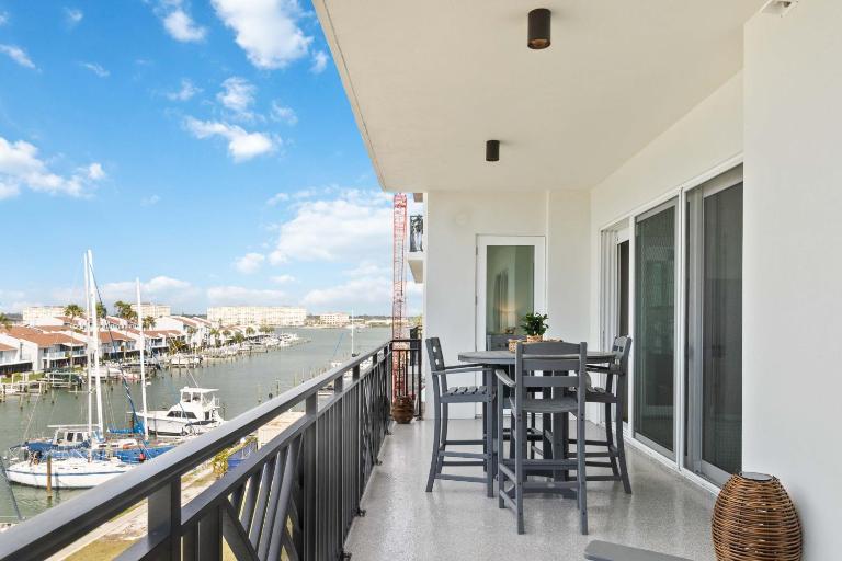 Brand New Water Front Unit The Harbor #403 - Ferienwohnung St. Pete Beach