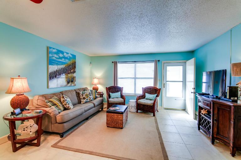 Destin Townhome w/ Balcony - Walk to the Beach! - B&B Destin