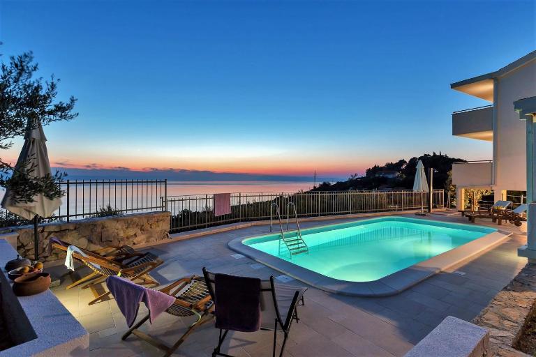 Charmy Villa Hill with Pool - B&B Podgora