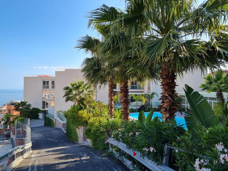 MINERVA LUXURY TOWN CENTER , POOL AND PARKING - B&B Taormina