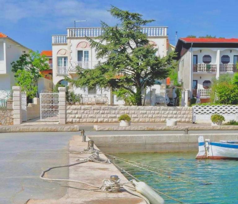 Seafront captain apartment - B&B Jezera