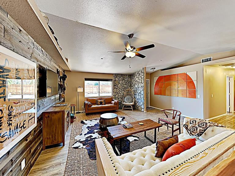 Rawhide Ranch - Walk to Pappy and Harriet's with Hot Tub! home - B&B Yucca Valley