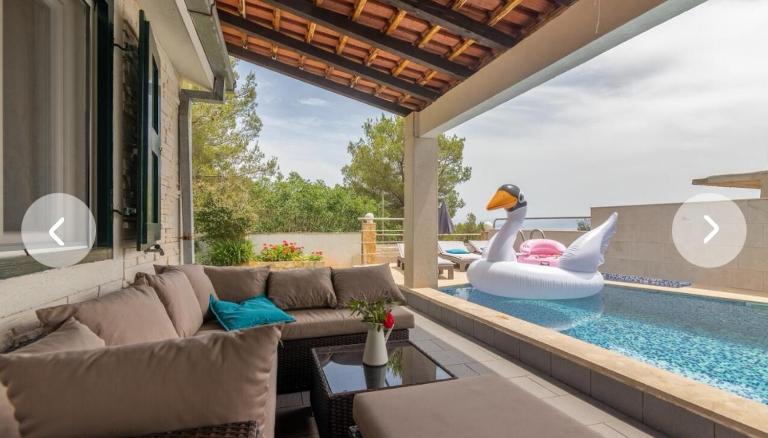 Secluded house with seawater pool - B&B Milna