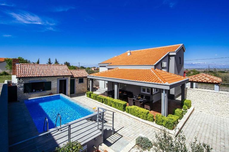 Villa Enna with heated pool, Zadar - Chambres d'hôtes Crno