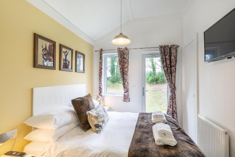 Squirrel Lodge 43 with Hot Tub - Bed and Breakfast Newton Stewart
