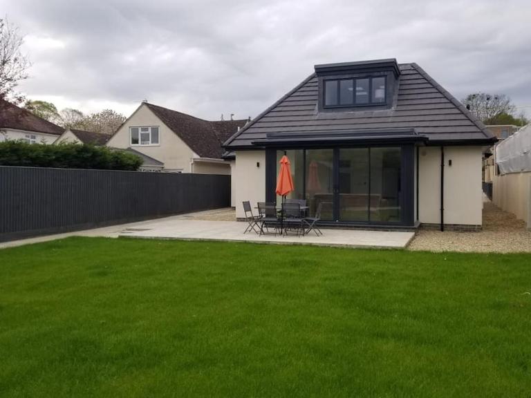 Evergreen Lodge - Two Bed Lux Flat - Parking, Garden, Patio, WIFI, Netflix - Close to Blenheim Palace & Oxford - F3 - B&B Kidlington