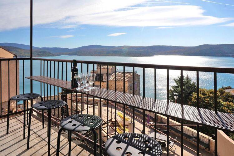 Scenic Village Home with Lake Panorama - Ferienwohnung Sainte-Croix-du-Verdon