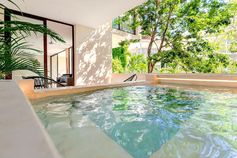 204 Hidden Gem apartment in the heart of Tulum w/ huge private terrace and pool for 6 Pax - Chambres d'hôtes Tulum
