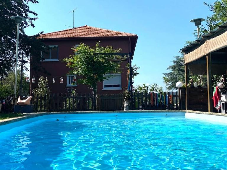 La Villa Tome , Appartement dans maison individuelle, piscine - Chambres d'hôtes La Tour-en-Jarez