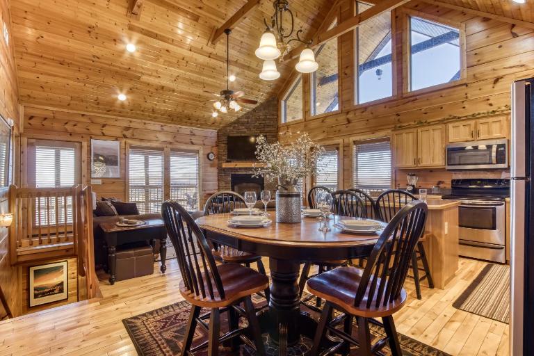 Whiskey's mountain lodge, Mtn Views, Hot Tub, 560 FREE tickets each paid day - B&B Sevierville
