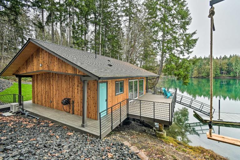 Dreamy Bayfront Cabin w/ View, Dock & Kayaks - Bed and Breakfast Olympia